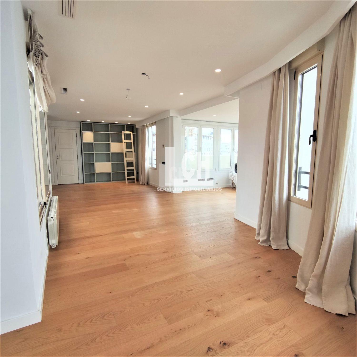 For sale of penthouse in Valencia