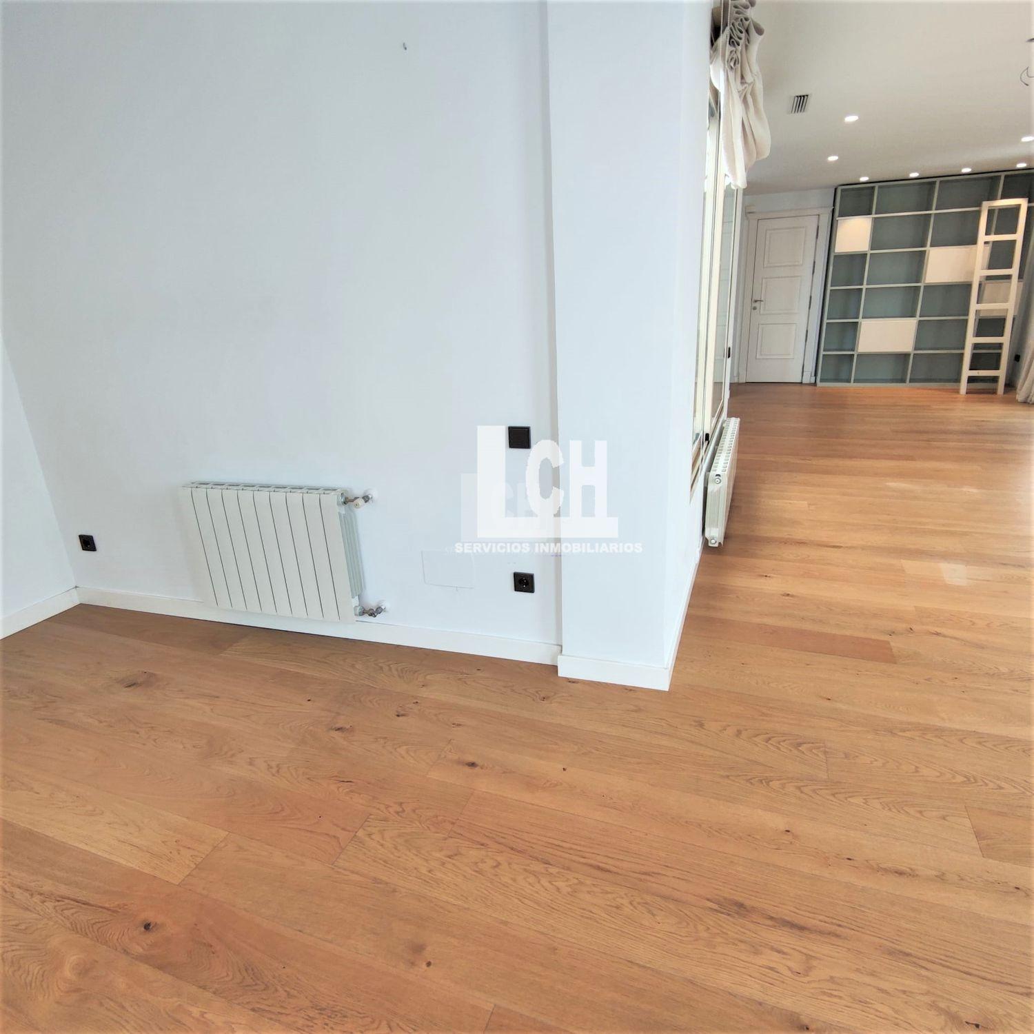 For sale of penthouse in Valencia