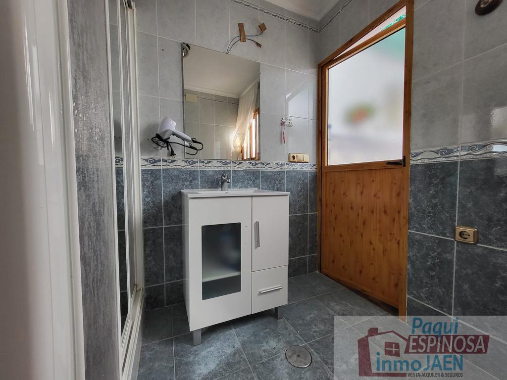 For sale of house in Torredonjimeno