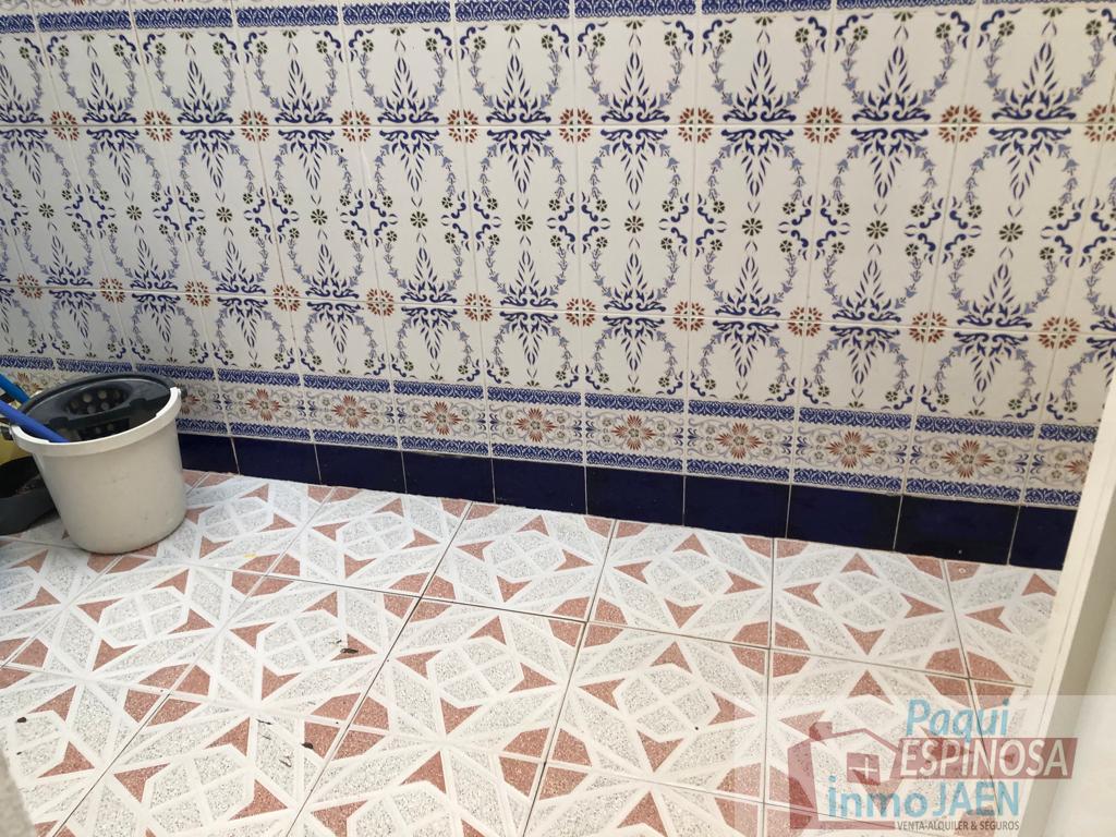 For sale of house in Torredonjimeno