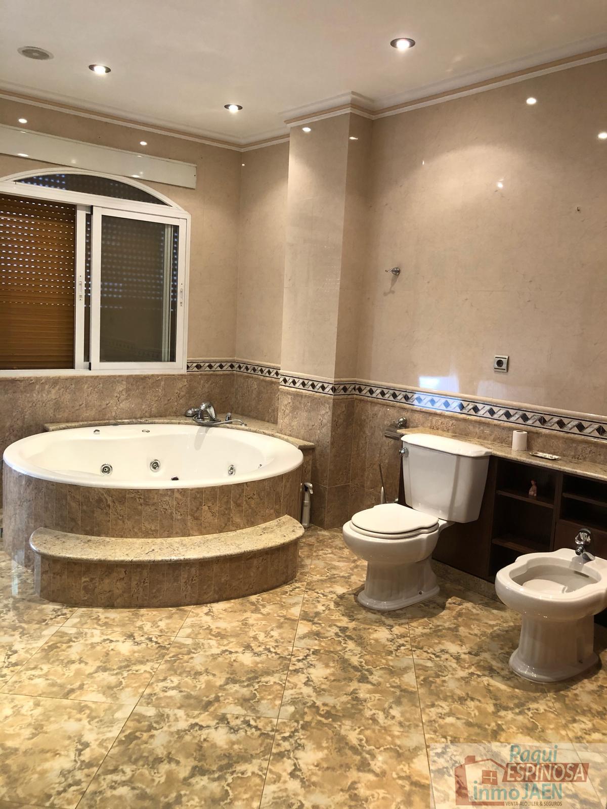 For sale of house in Torredonjimeno