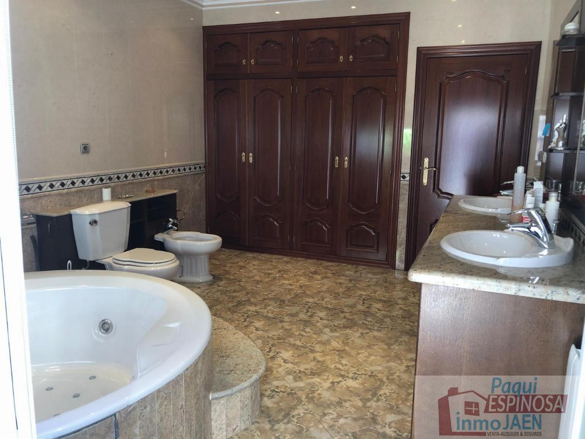 For sale of house in Torredonjimeno