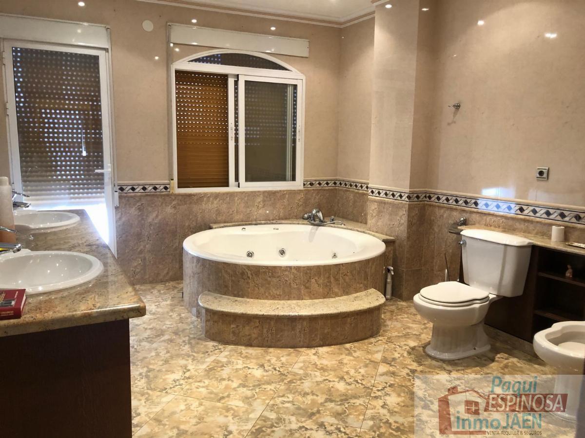 For sale of house in Torredonjimeno