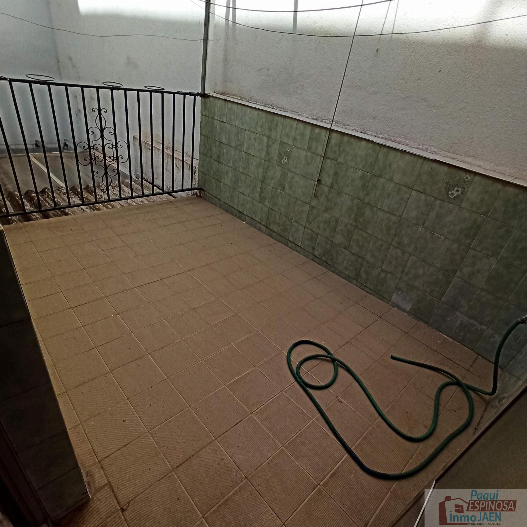 For sale of house in Torredonjimeno