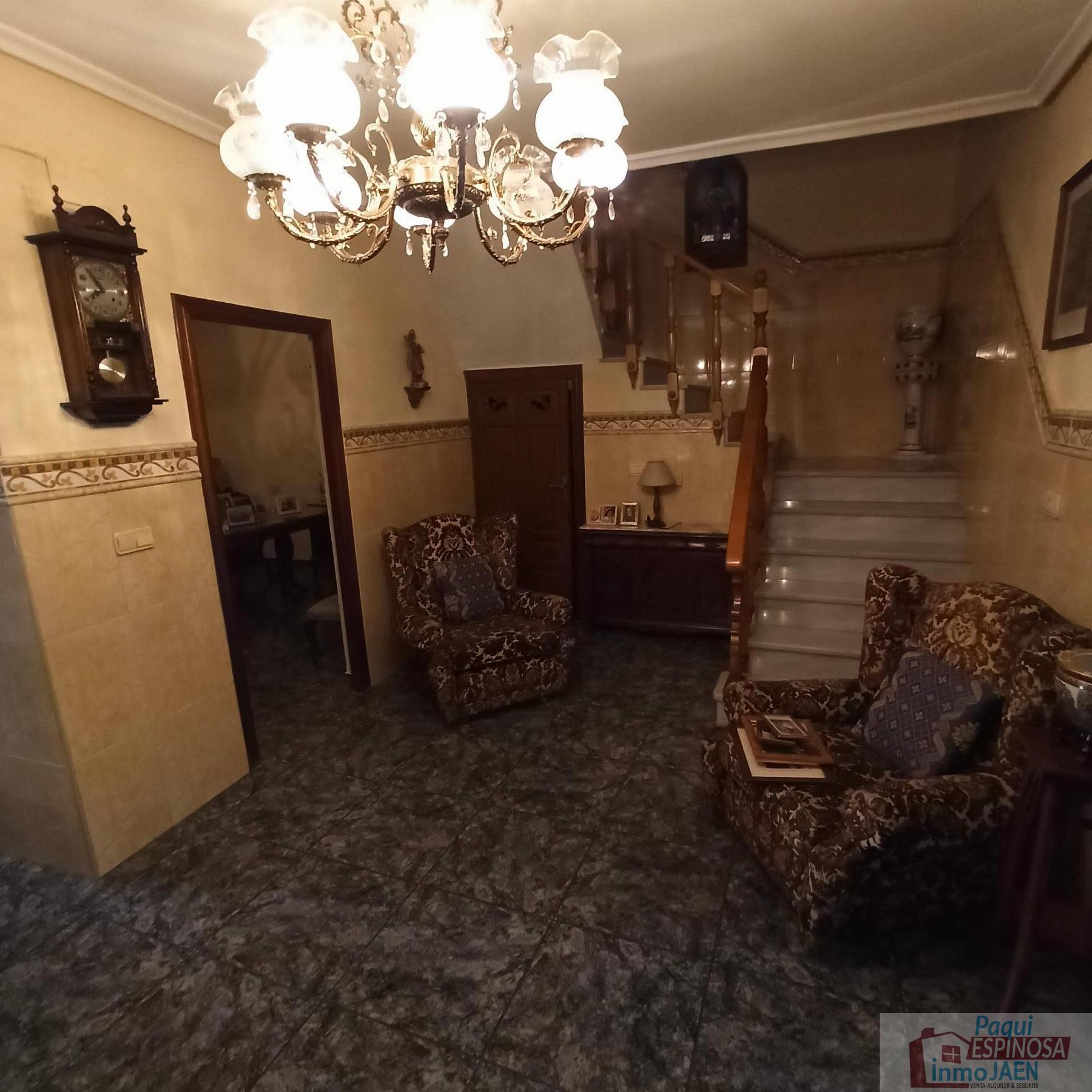 For sale of house in Torredonjimeno