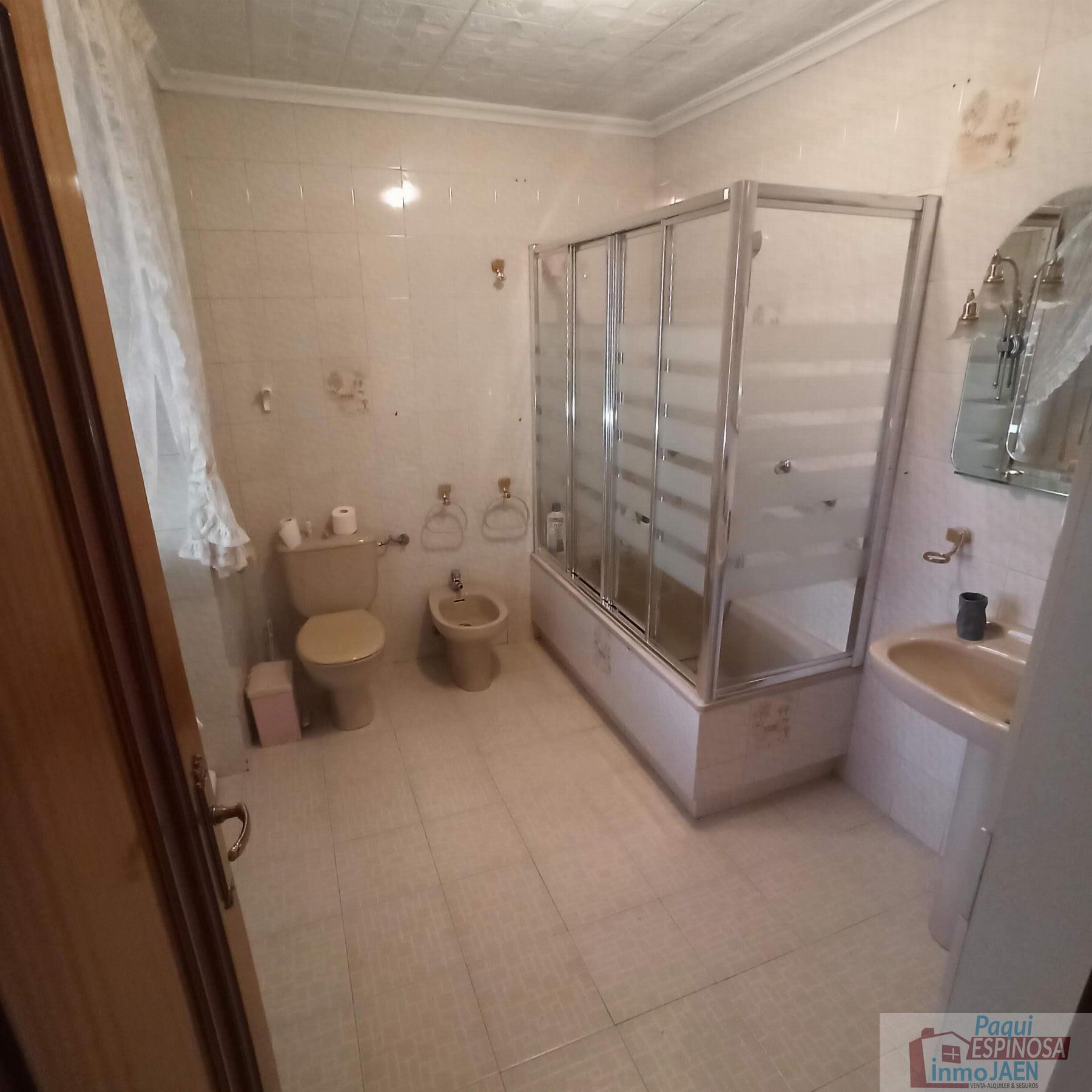 For sale of house in Torredonjimeno