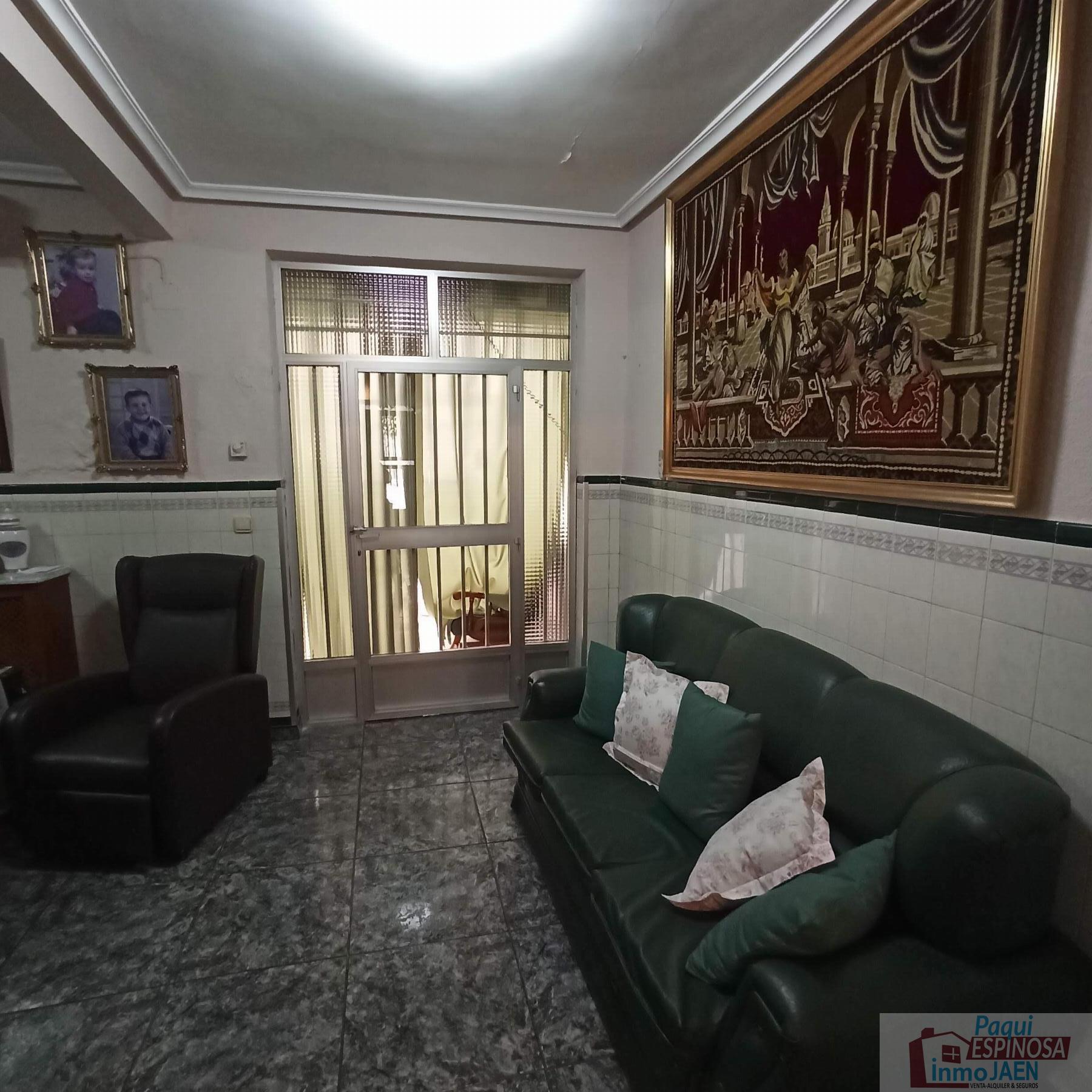 For sale of house in Torredonjimeno