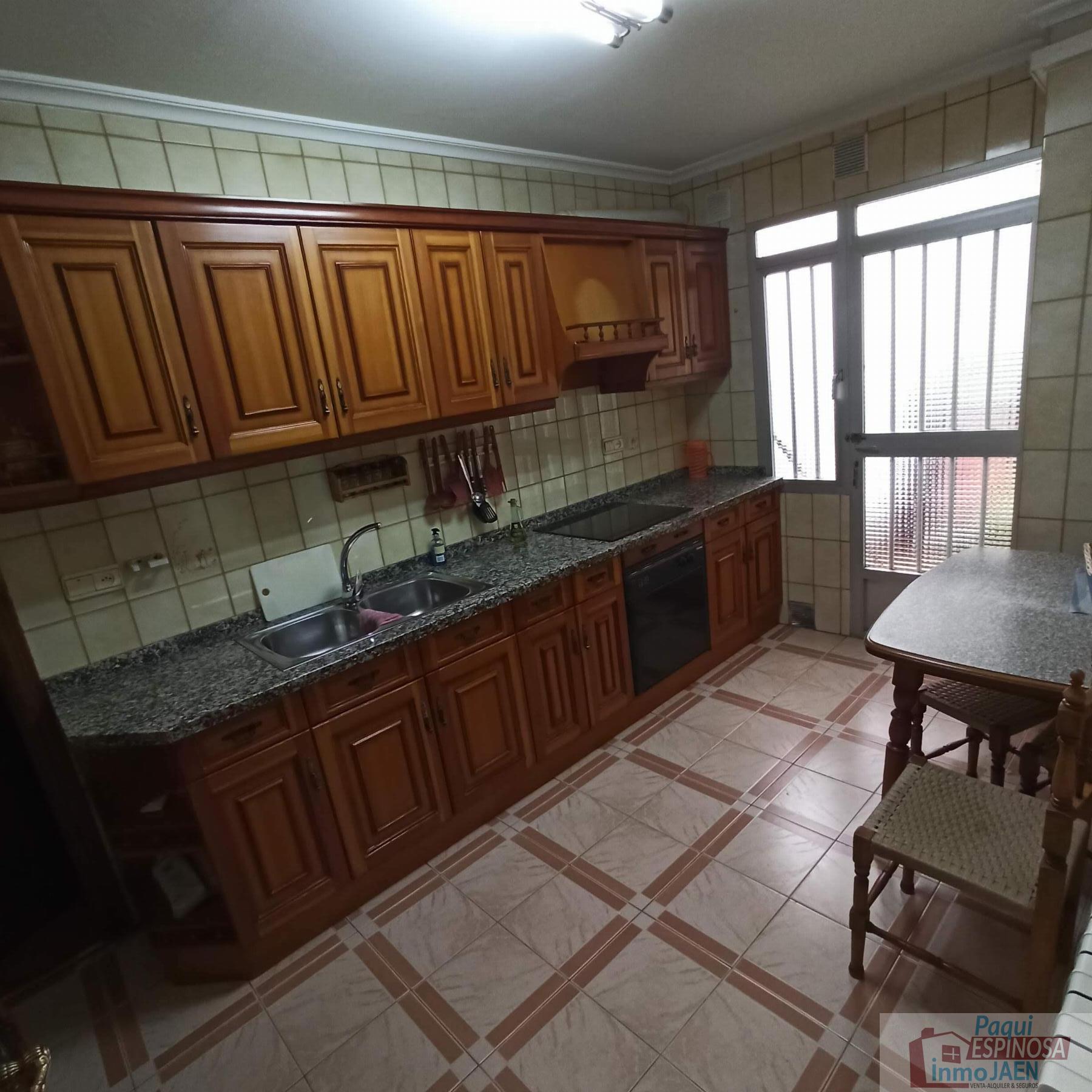 For sale of house in Torredonjimeno