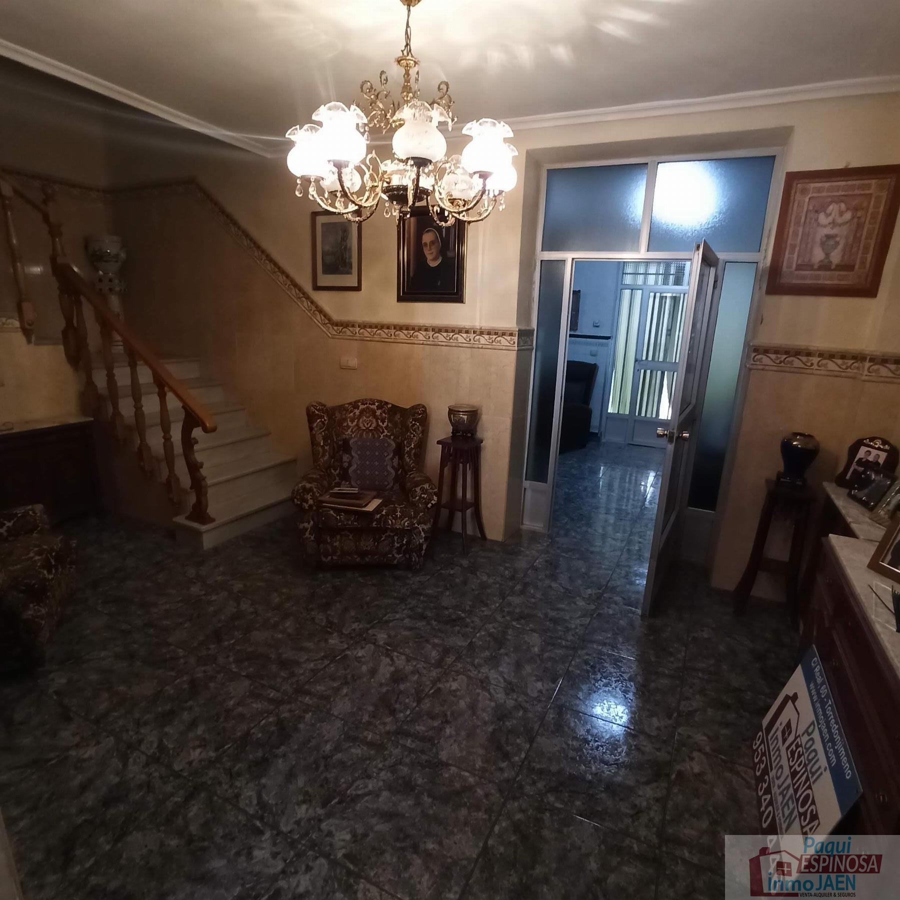 For sale of house in Torredonjimeno