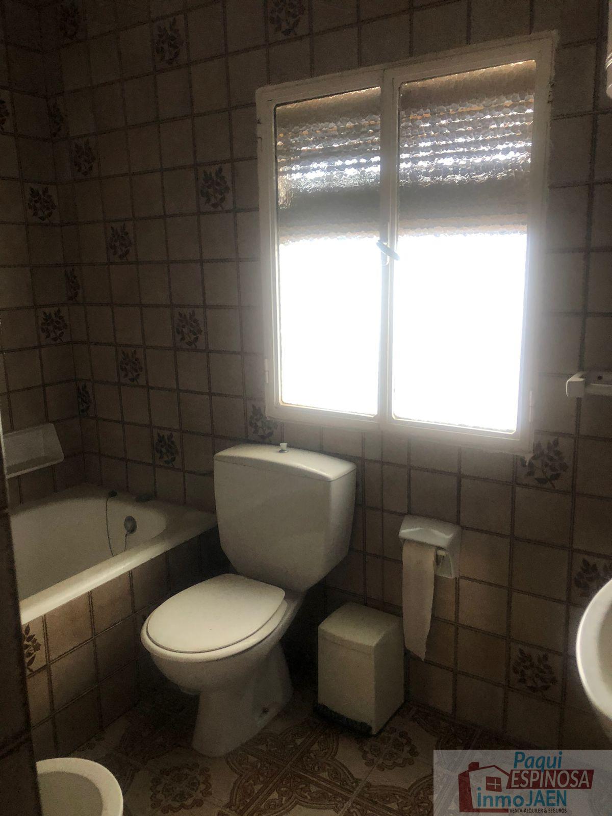 For sale of house in Torredonjimeno