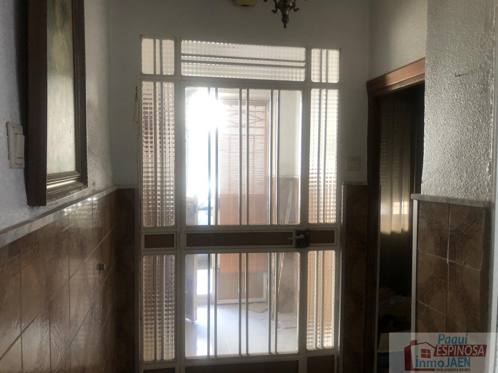 For sale of house in Torredonjimeno