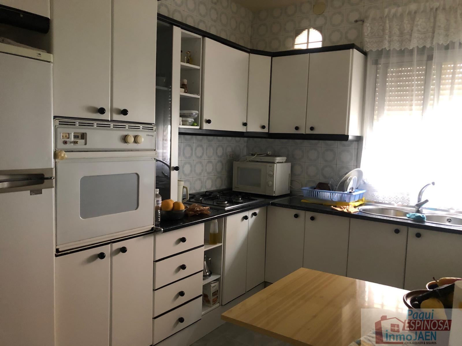 For sale of house in Torredonjimeno
