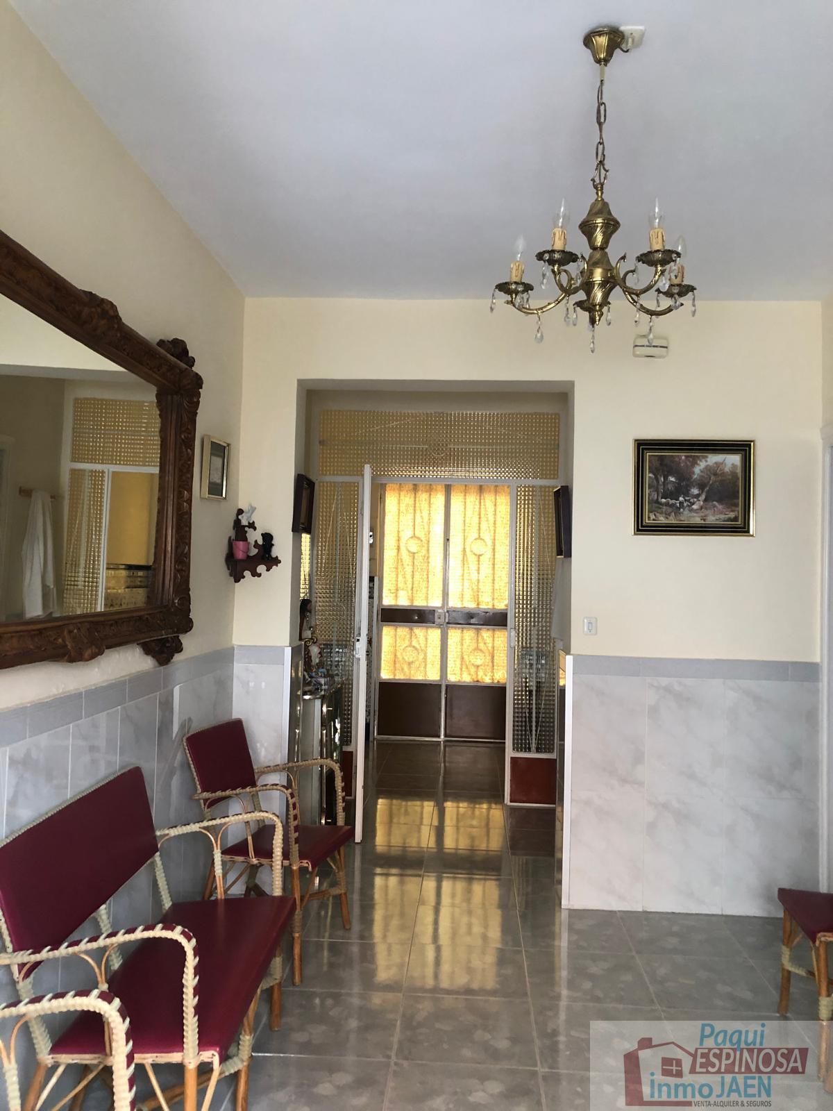 For sale of house in Torredonjimeno