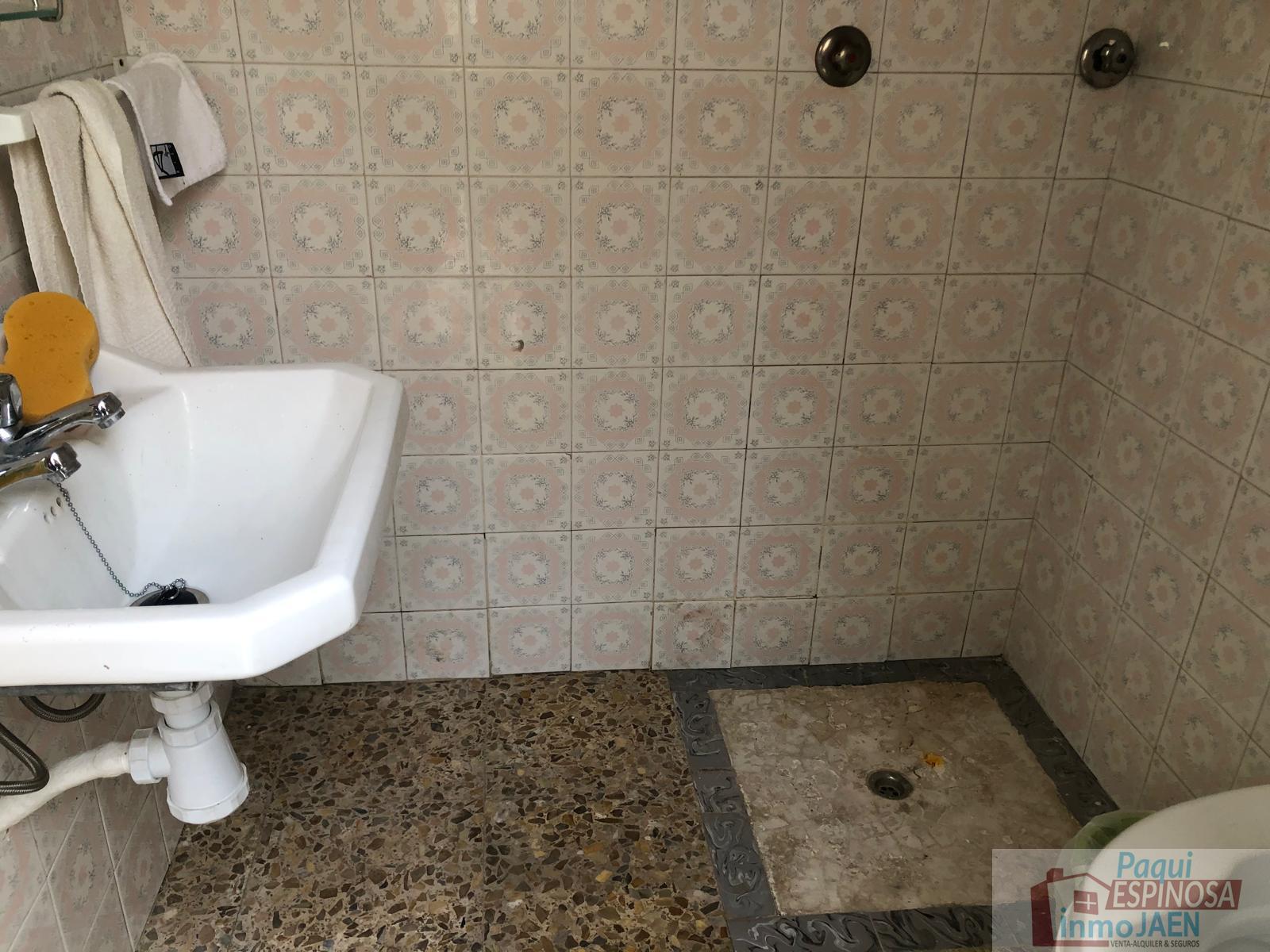 For sale of house in Torredonjimeno