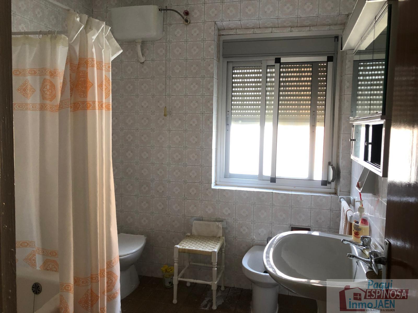 For sale of house in Torredonjimeno