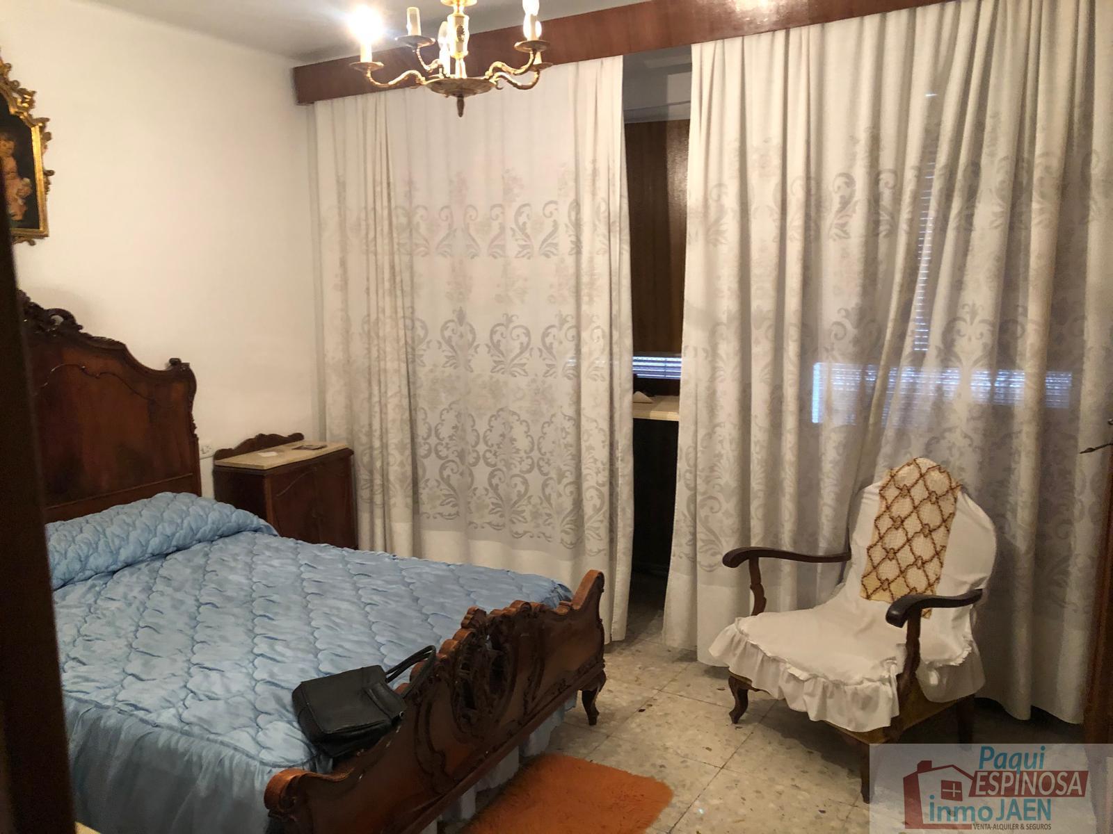 For sale of house in Torredonjimeno
