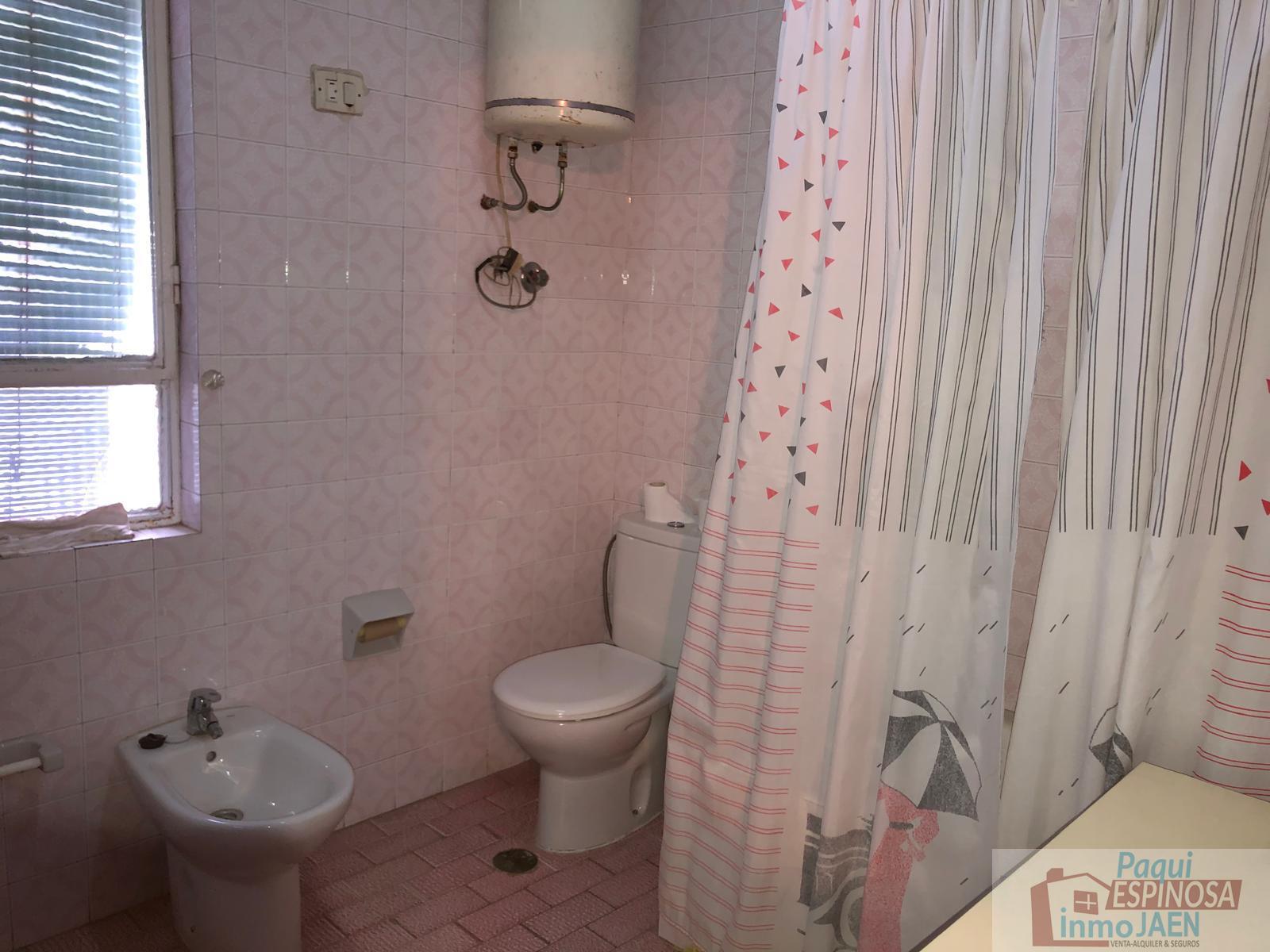 For sale of house in Torredonjimeno