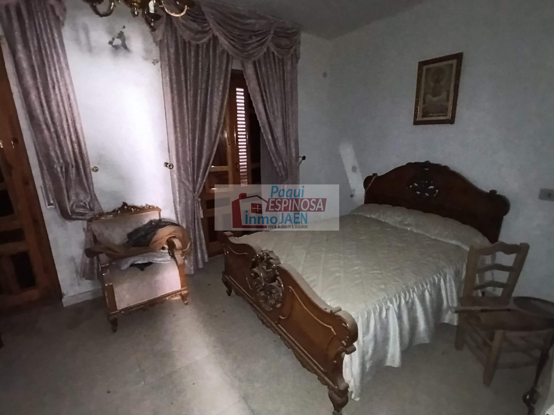 For sale of house in Torredonjimeno