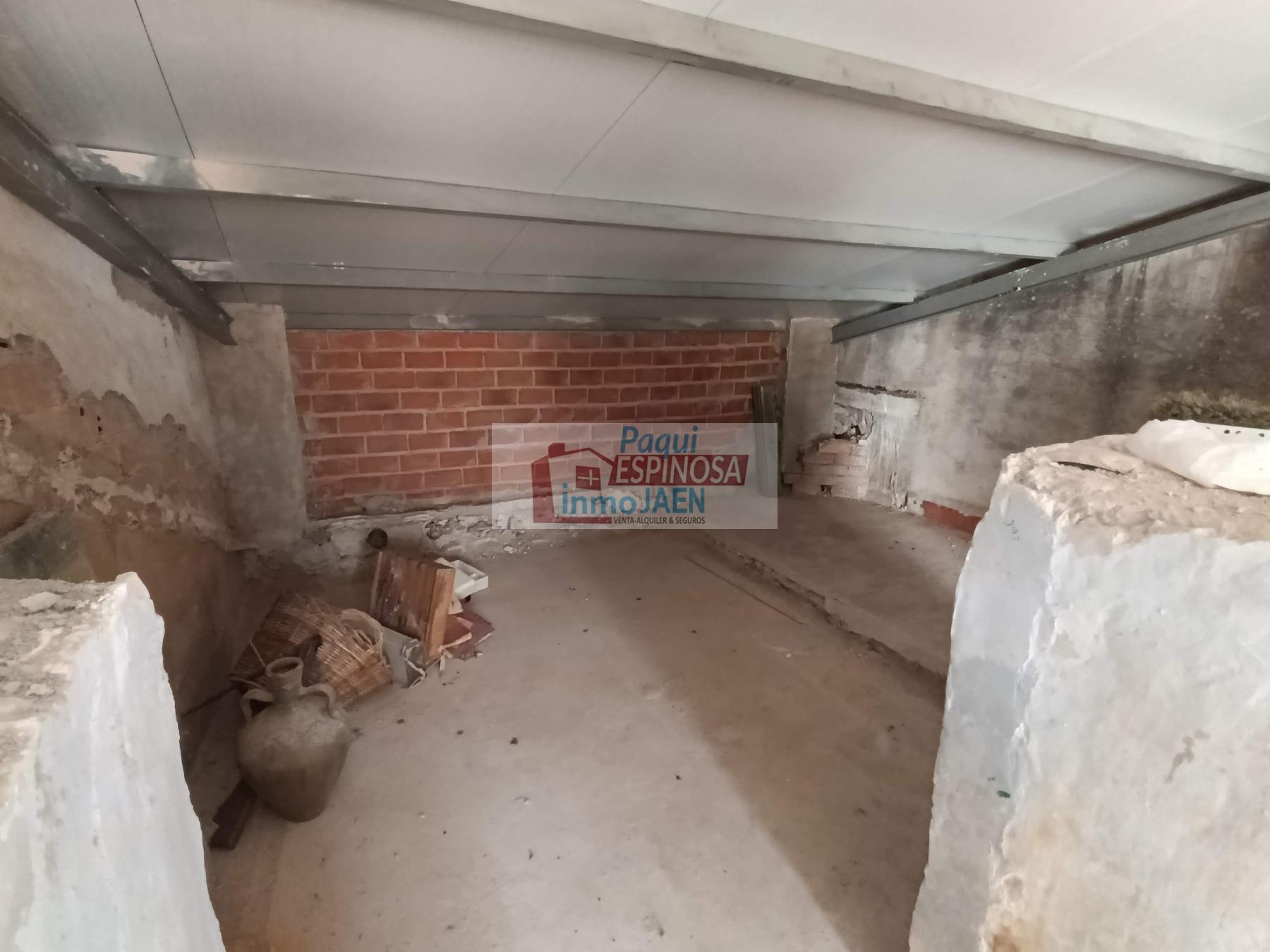 For sale of house in Torredonjimeno