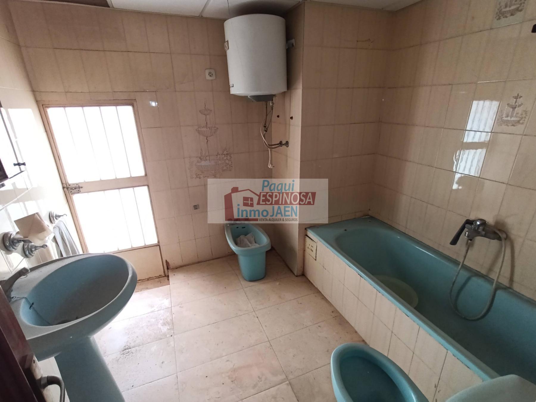 For sale of house in Torredonjimeno