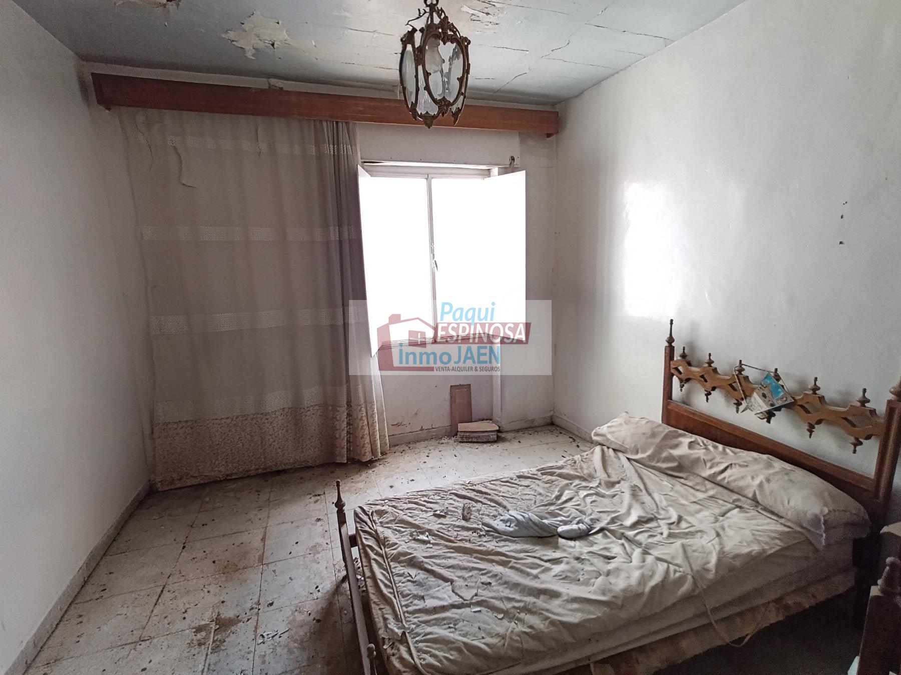 For sale of house in Torredonjimeno