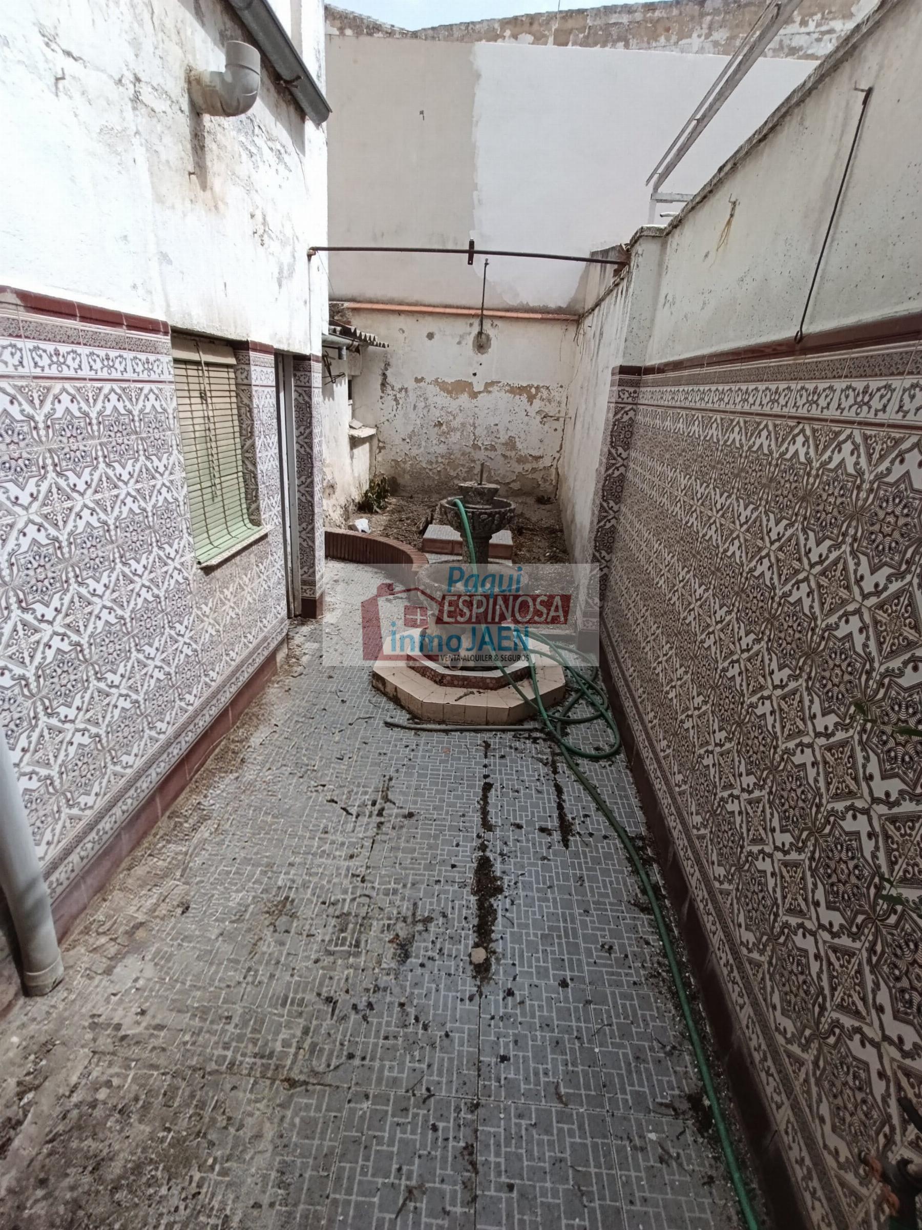 For sale of house in Torredonjimeno