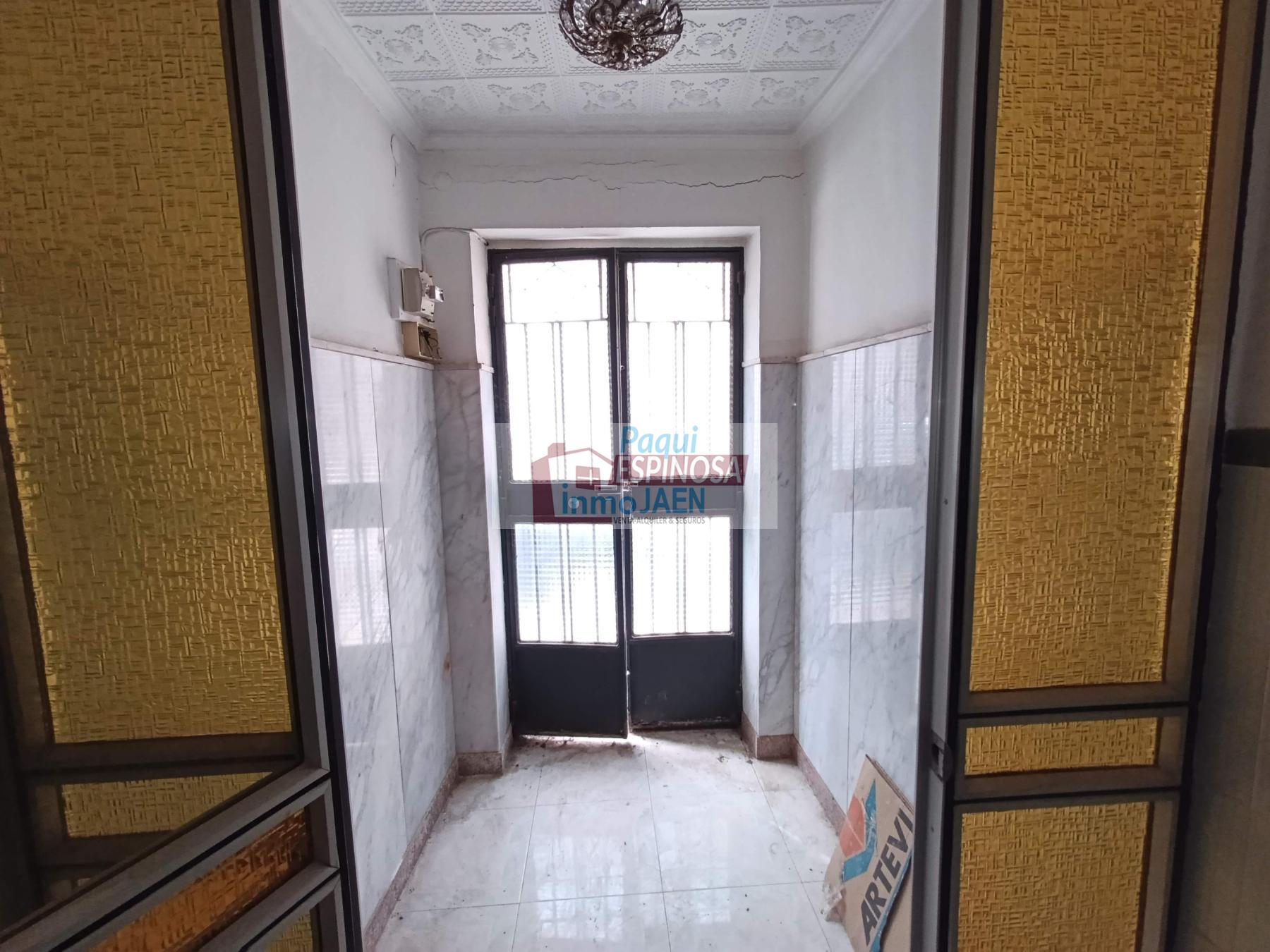 For sale of house in Torredonjimeno