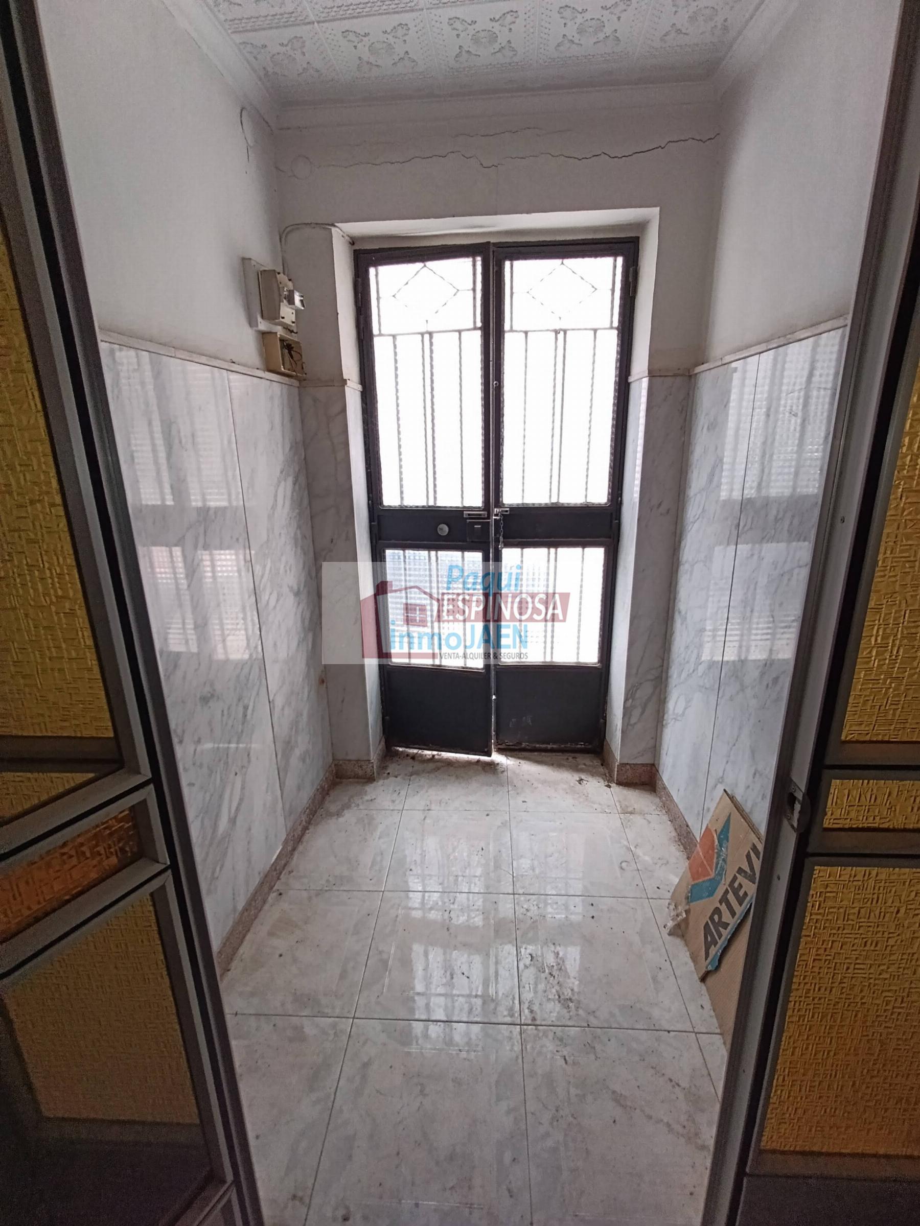 For sale of house in Torredonjimeno