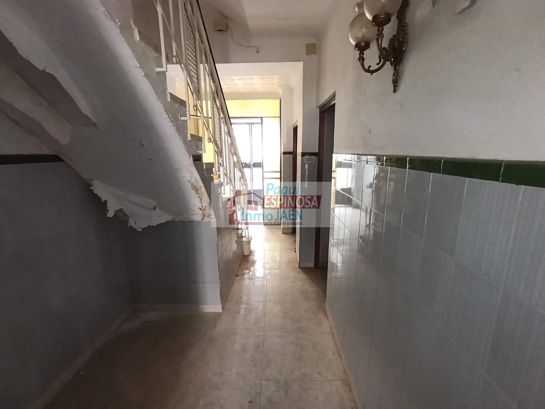 For sale of house in Torredonjimeno