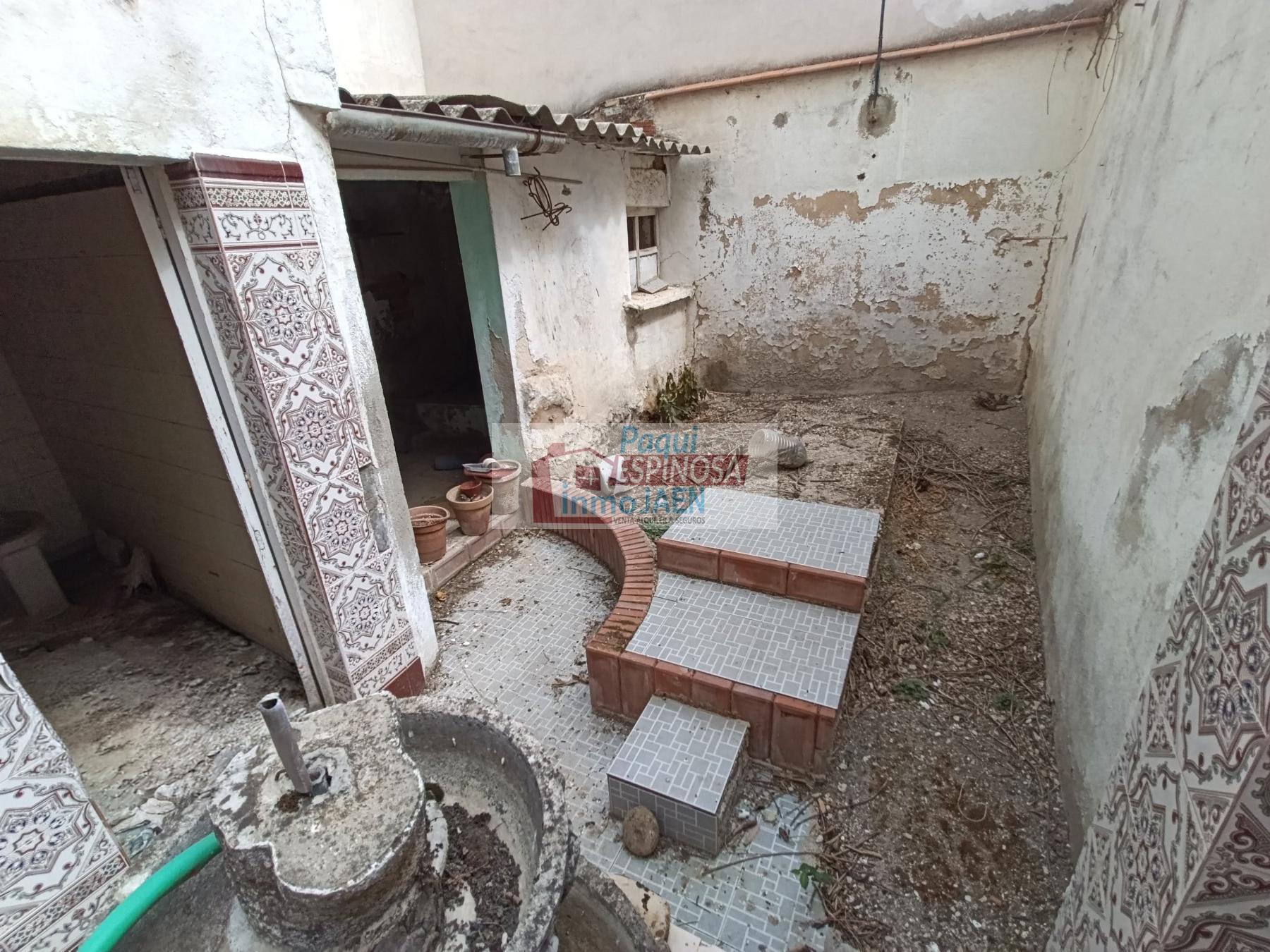 For sale of house in Torredonjimeno