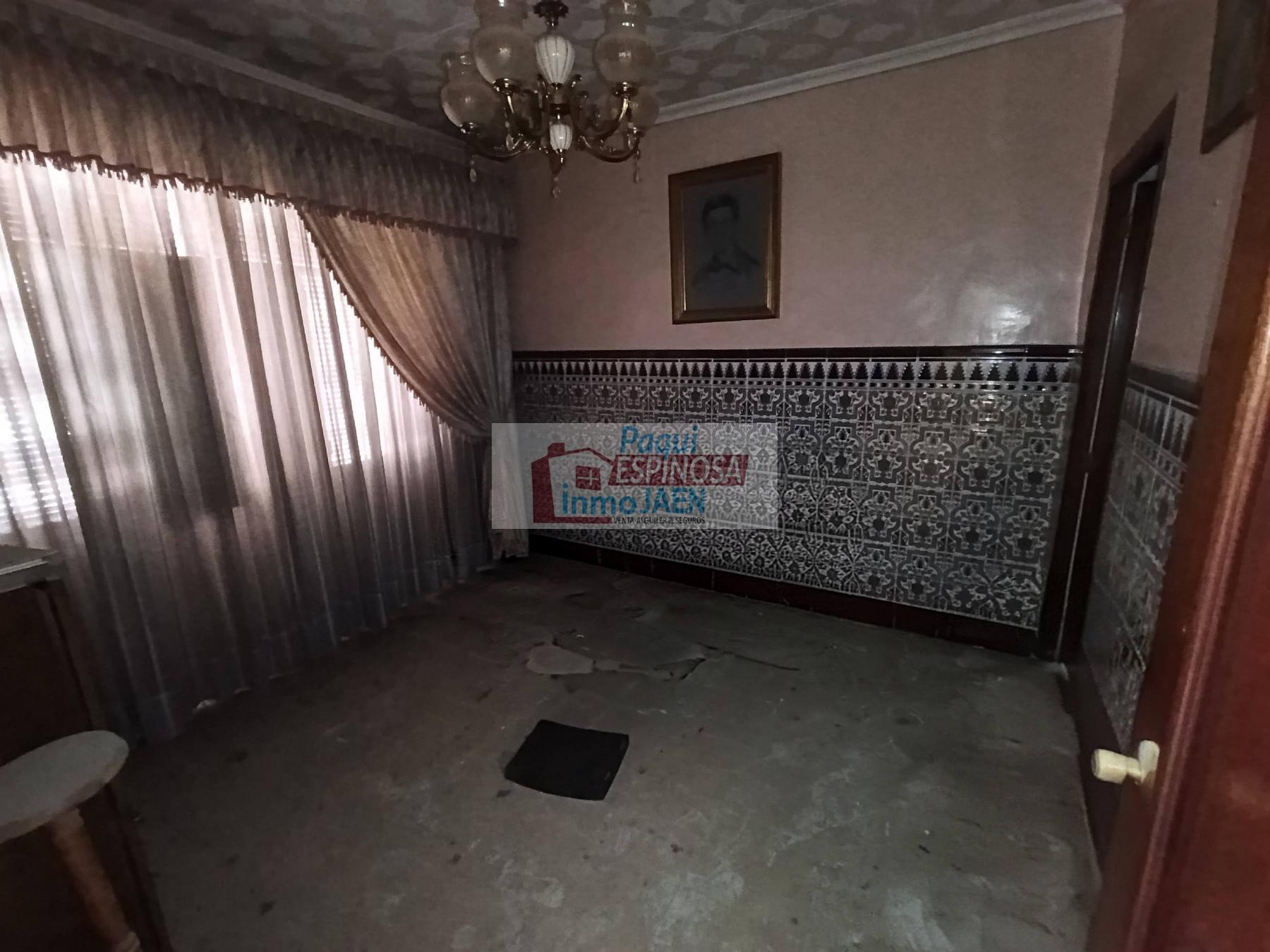 For sale of house in Torredonjimeno