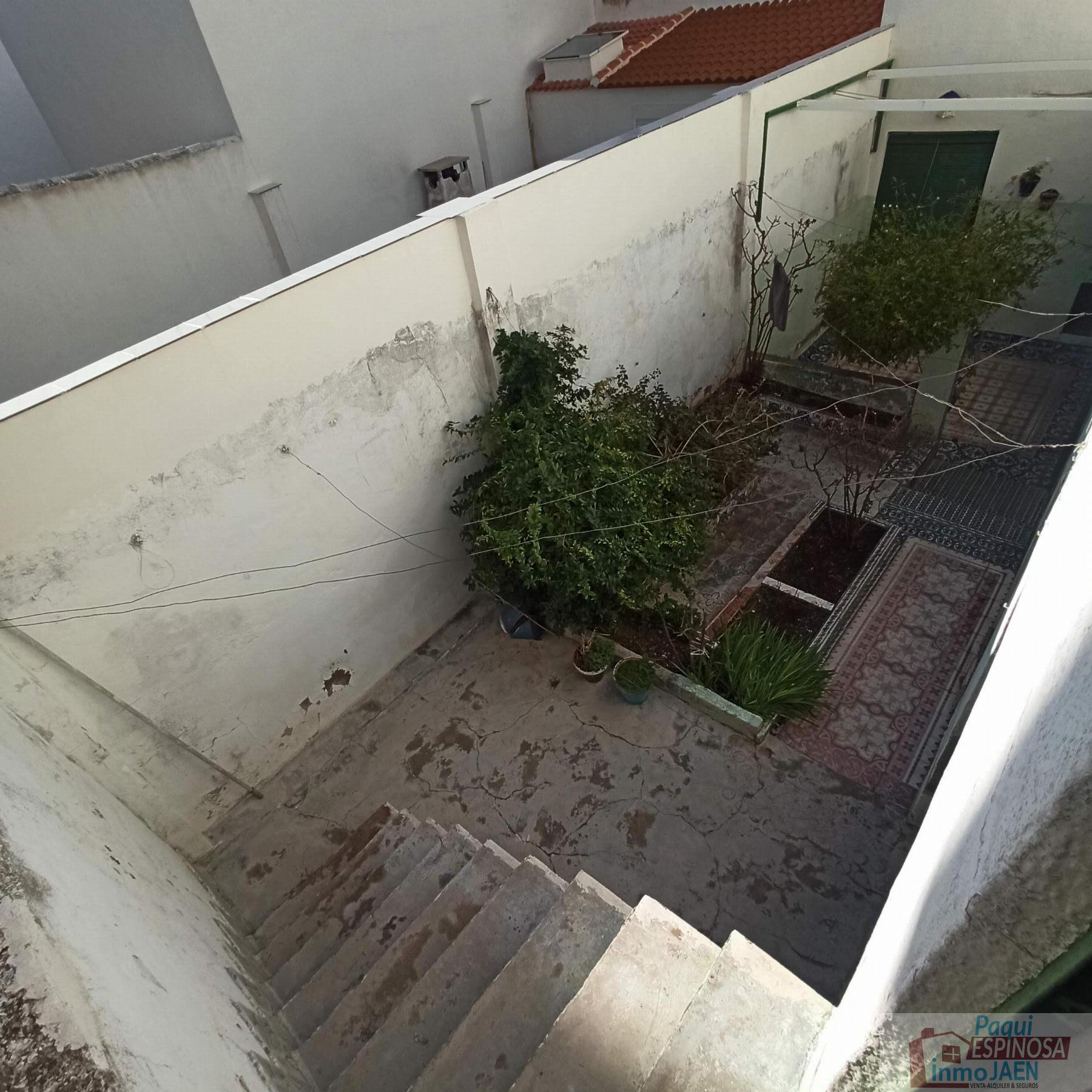 For sale of house in Torredonjimeno
