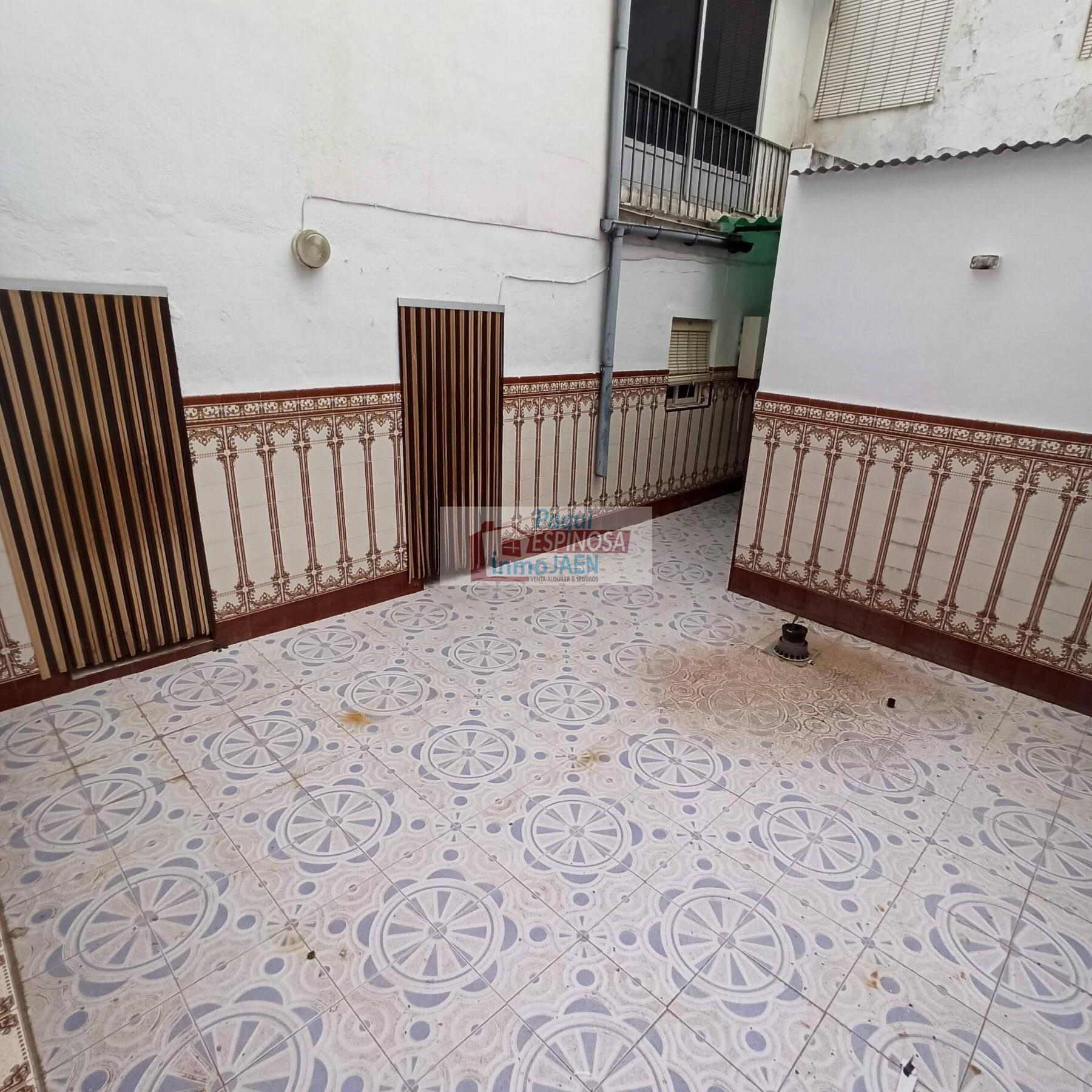For sale of house in Torredonjimeno