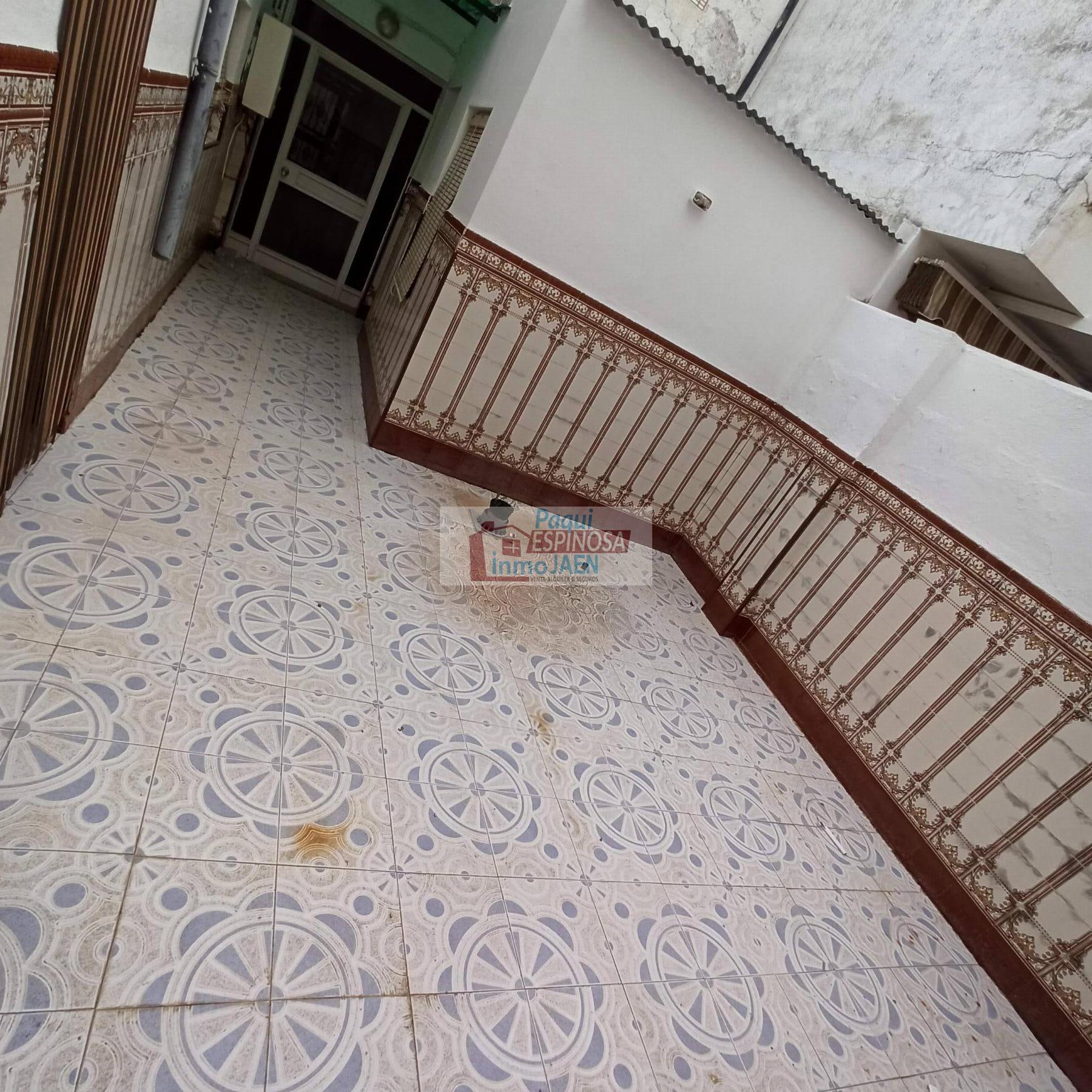 For sale of house in Torredonjimeno