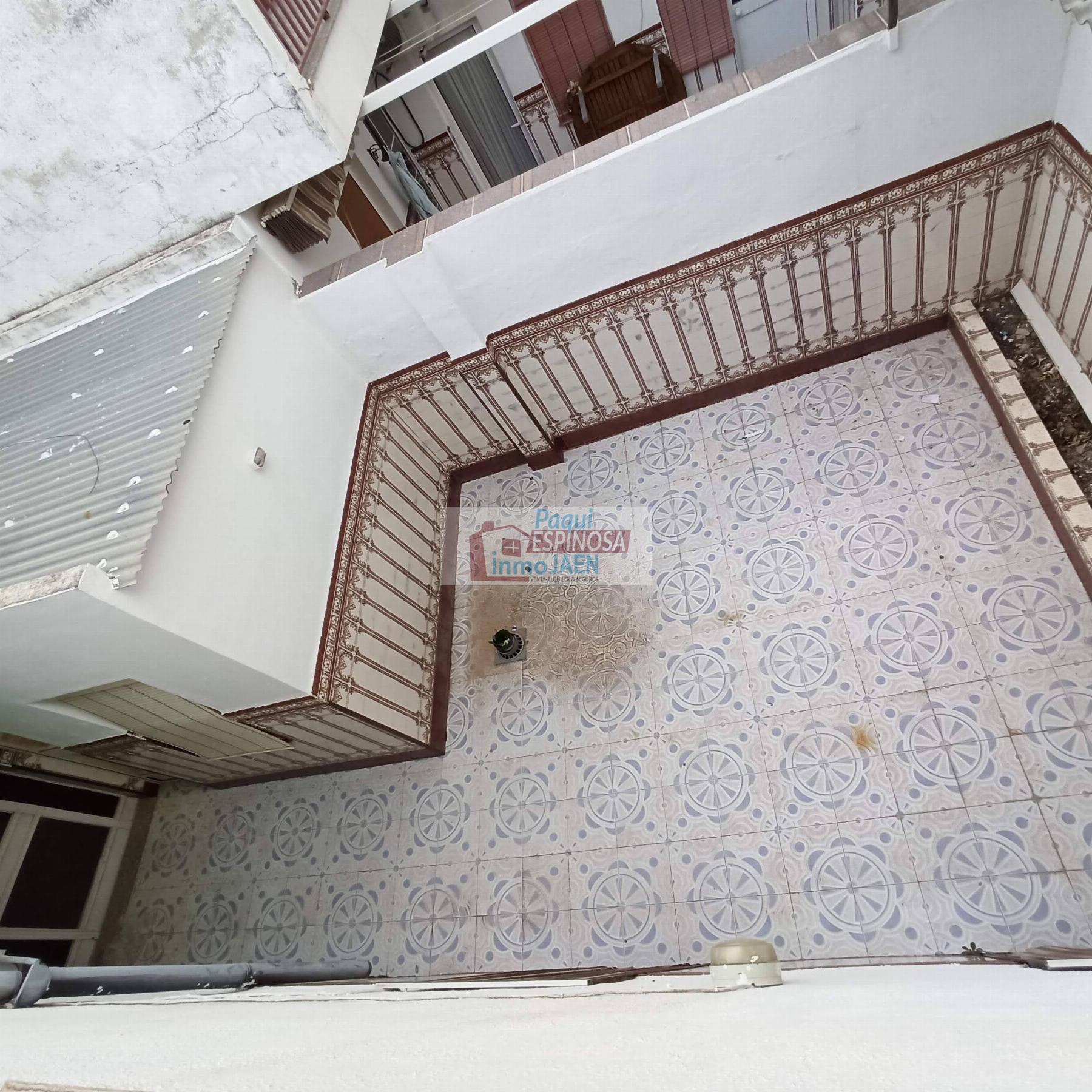 For sale of house in Torredonjimeno