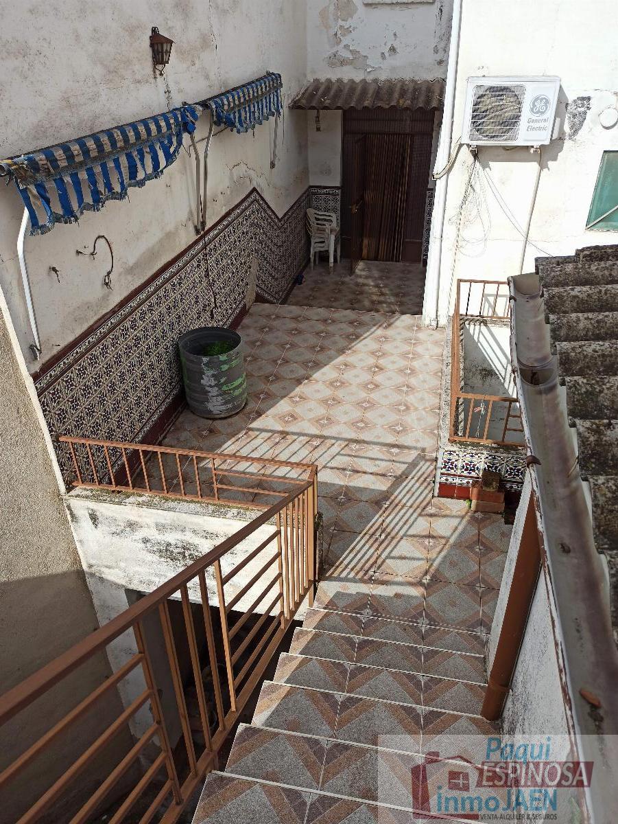 For sale of house in Torredonjimeno