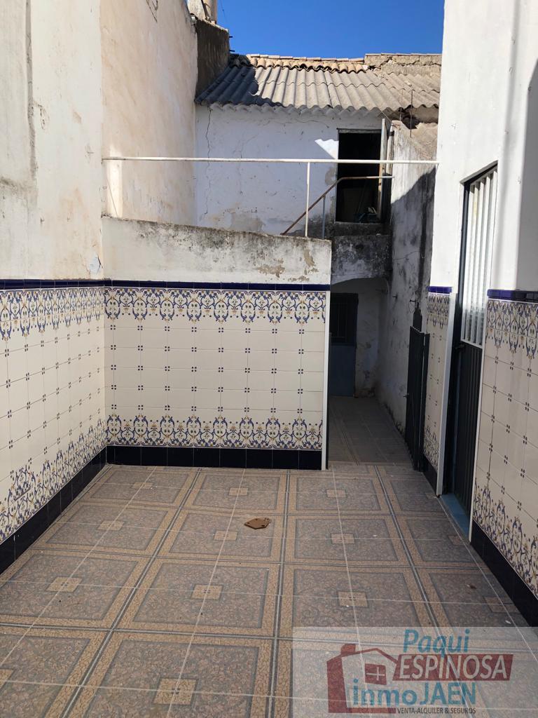 For sale of house in Torredonjimeno