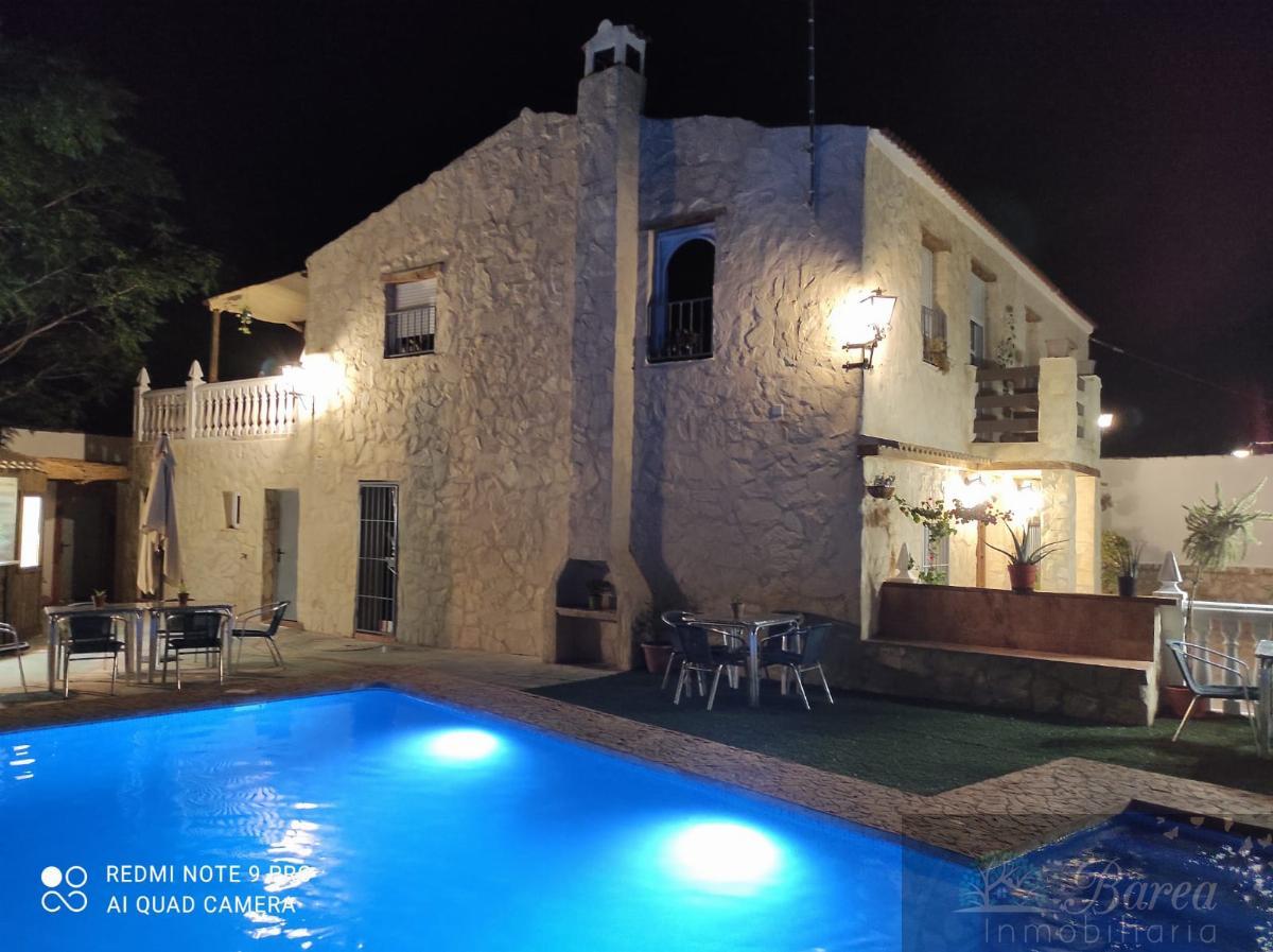 Köp av chalet i Cabra