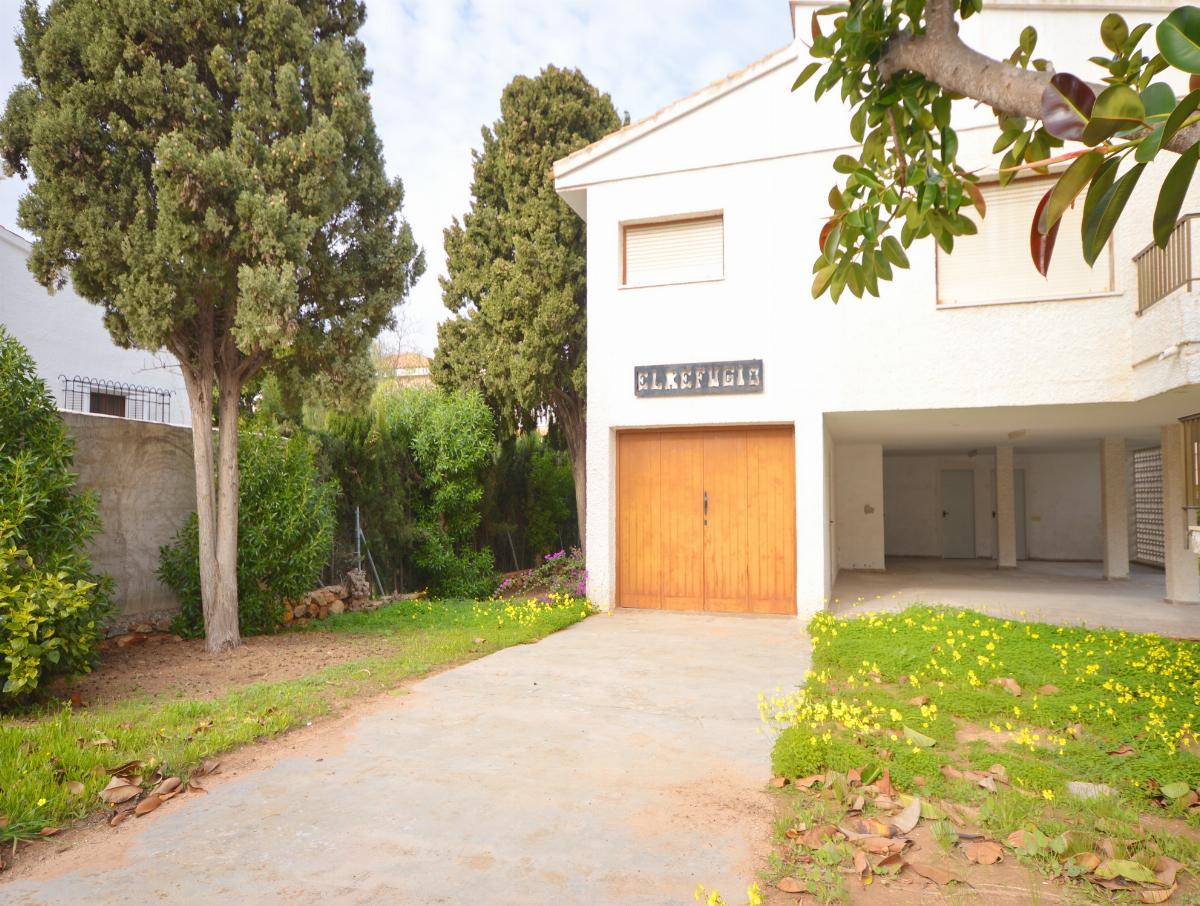 For sale of villa in Orihuela Costa