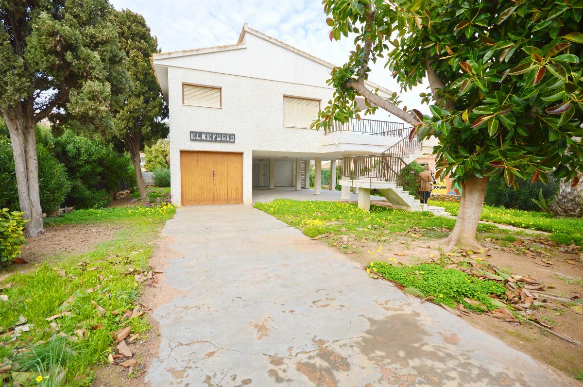 For sale of villa in Orihuela Costa