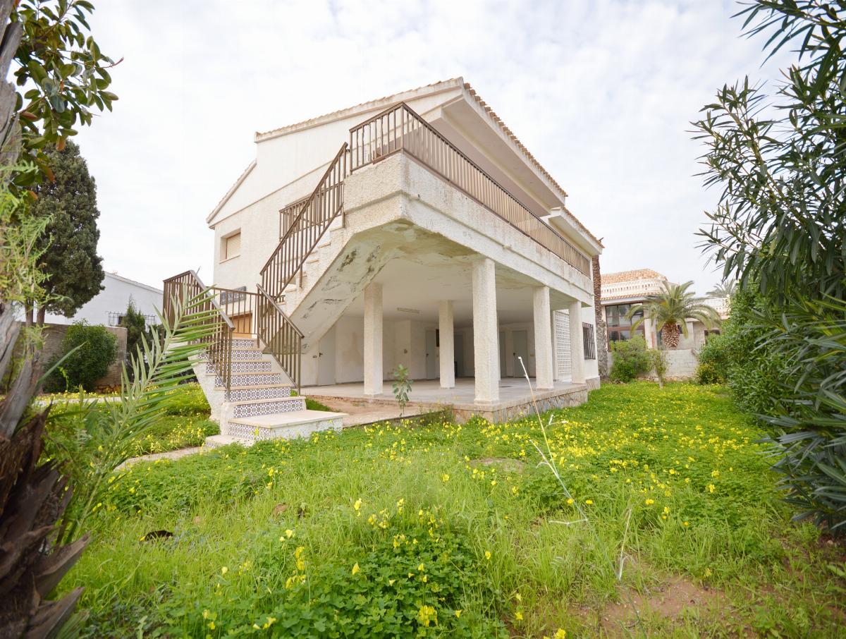 For sale of villa in Orihuela Costa