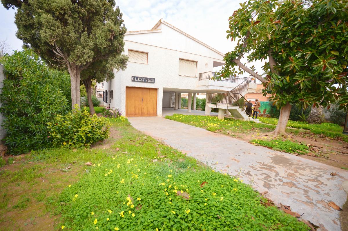 For sale of villa in Orihuela Costa