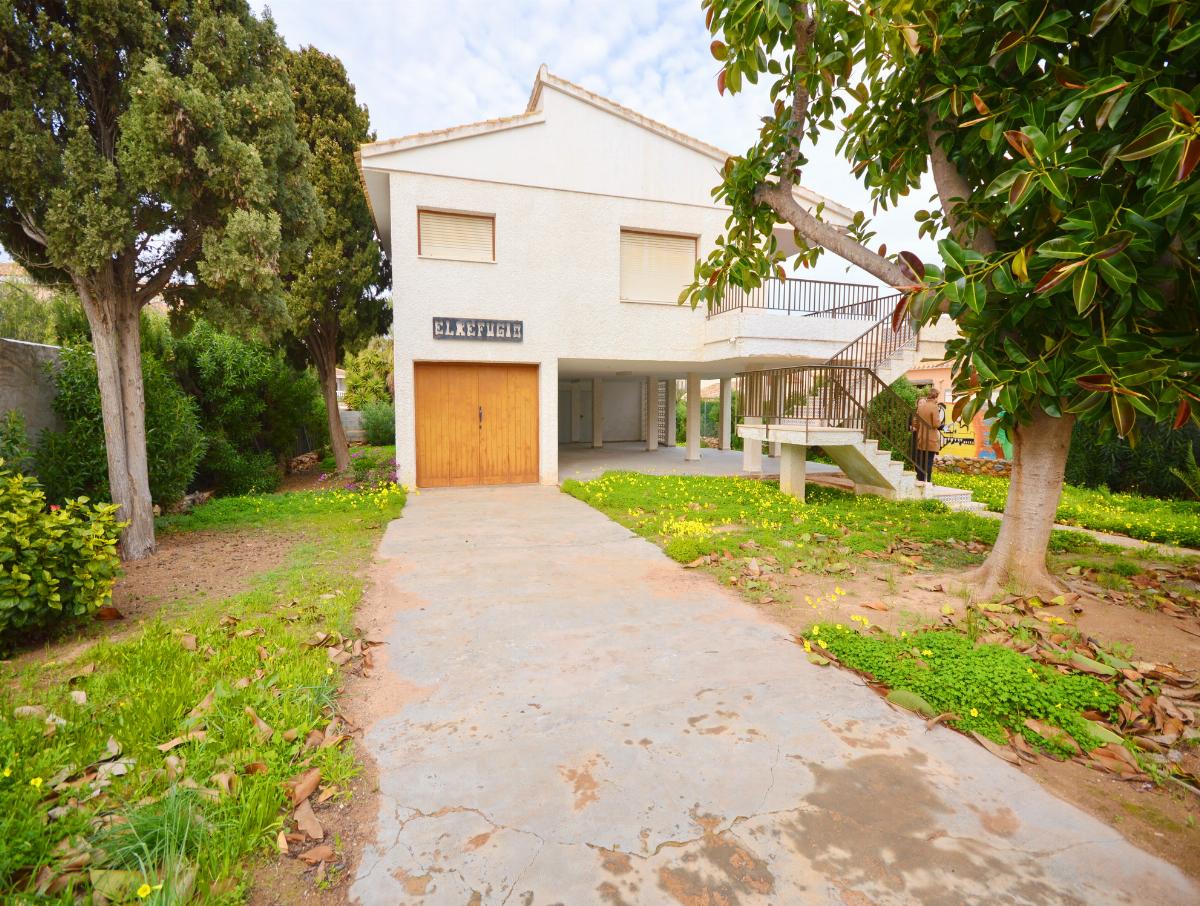 For sale of villa in Orihuela Costa