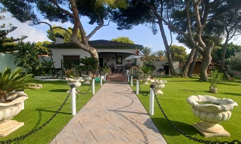 For sale of villa in Orihuela Costa