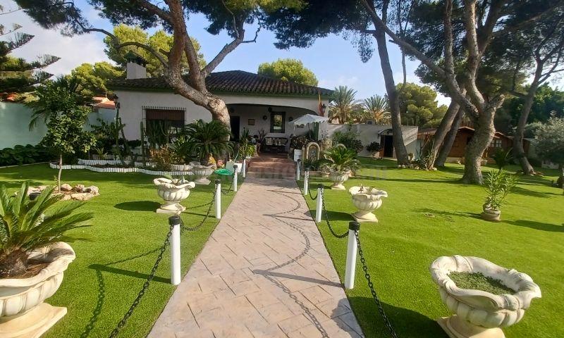 For sale of villa in Orihuela Costa