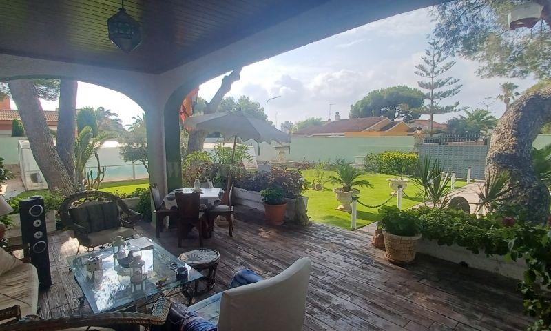 For sale of villa in Orihuela Costa