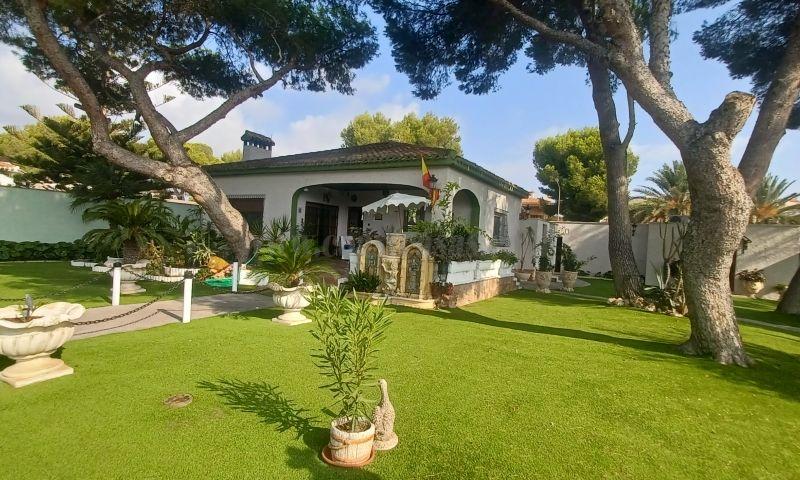 For sale of villa in Orihuela Costa