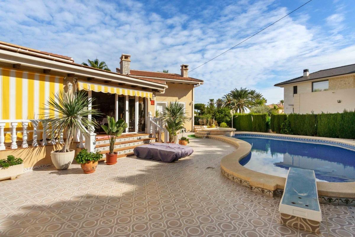 Venta de villa en Orihuela