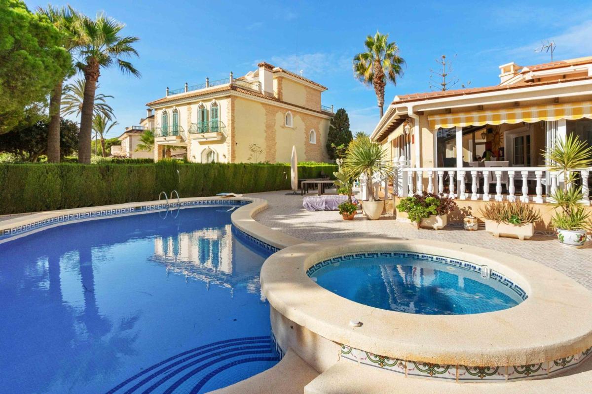 Venta de villa en Orihuela