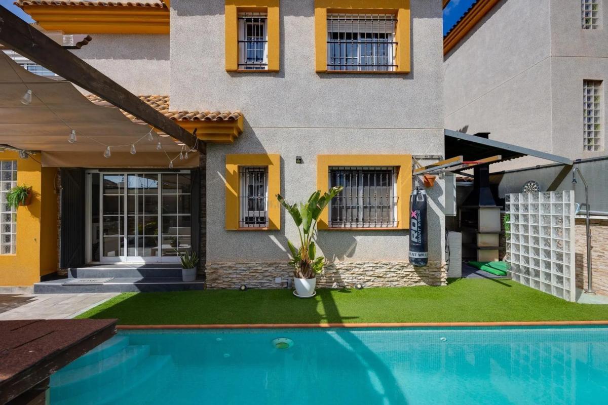 Venta de villa en Los Montesinos
